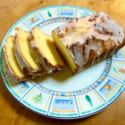 ずっと作りたかったレモンパウンドケーキ(^^)
アイシングが粉糖の量が足りなかったので少し緩めにはなったけど、すごくきれいに美味しくできました！また作ります！